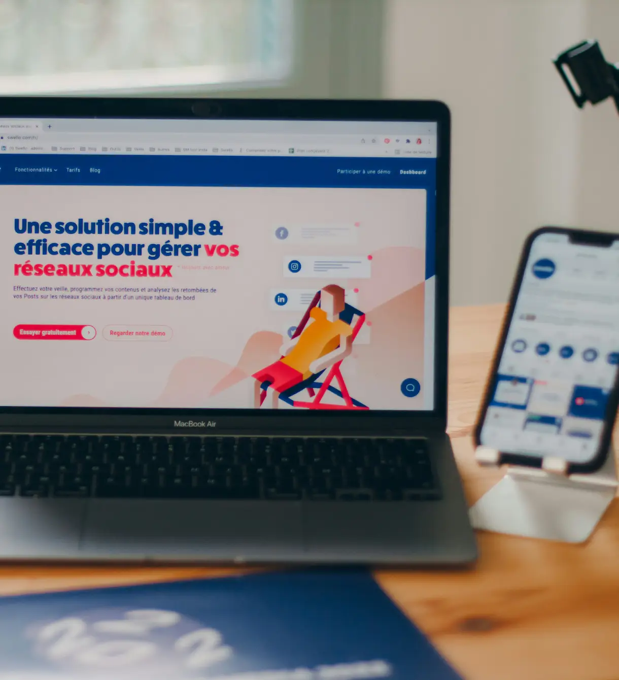Ordinateur portable et smartphone affichant un site web